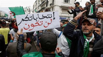المتظاهرون الجزائريون يهتفون ضد إجراء الانتخابات الرئاسية في ديسمبر