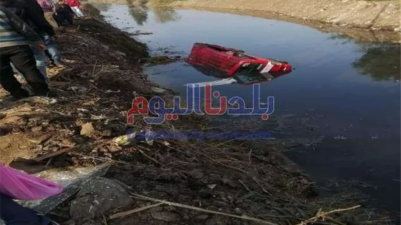 انقلاب سيارة ميكروباص في الترعة في البحيرة