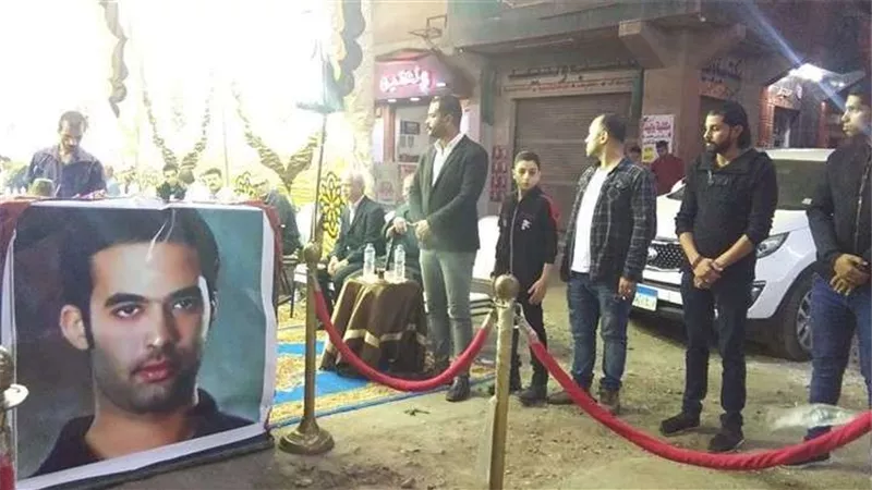 أسرة هيثم أحمد زكي تتلقى واجب العزاء بمسقط رأسه بالزقازيق (صور)