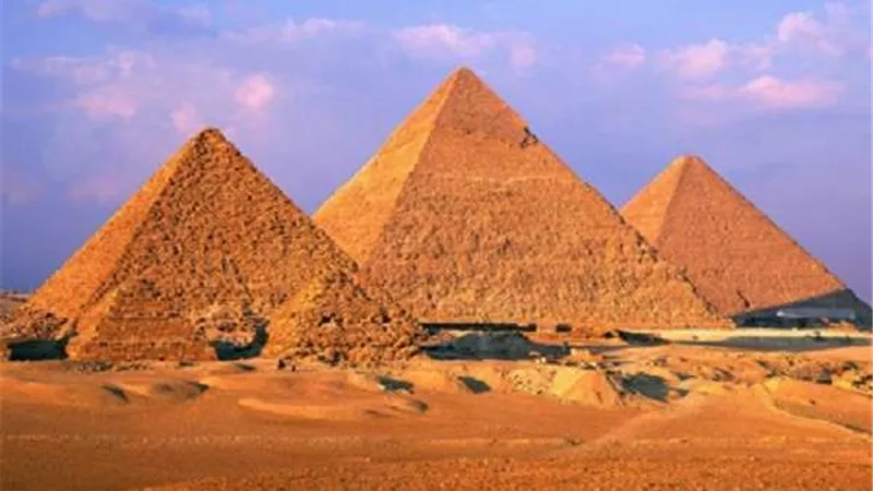 طارق توفيق يكشف سر أكثر من 800 تعويذة بالأهرامات والغرض منها