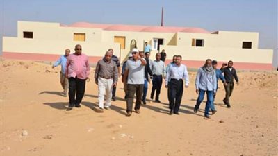 الزملوط يتفقد القرى النموذجية بالخارجة ويوجه بتسوية الطرق الداخلية لها