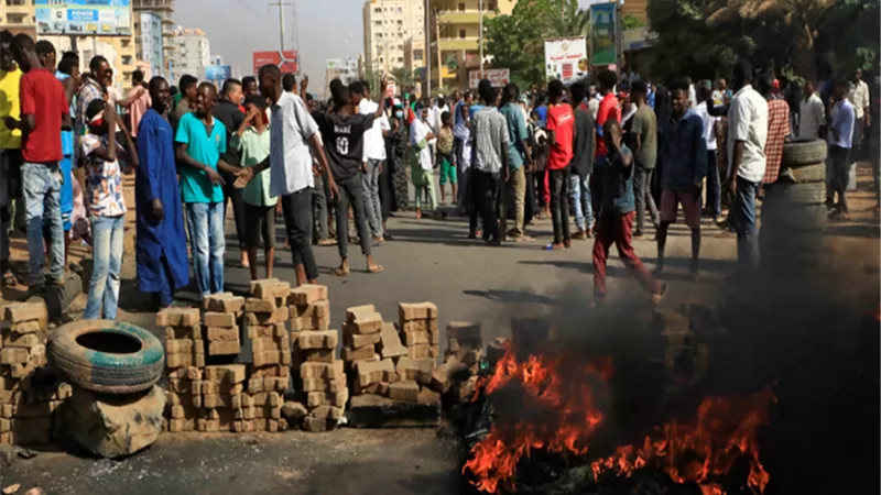 مكتب قائد الجيش السوداني ينفي مزاعم بشأن تعذيبه للمعتقلين