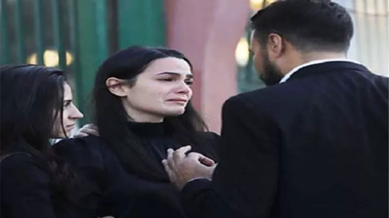 خطيبة هيثم أحمد زكي تتلقى العزاء بمسجد الشرطة