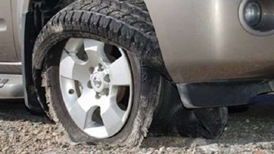 بهذه الطريقة.. سيطر على سيارتك عند انفجار الإطار بشكل مفاجئ