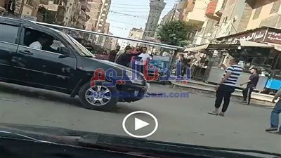 شاهد: لقطات مرعبة توثق لحظة قطع شخص رأس صديقه بـ