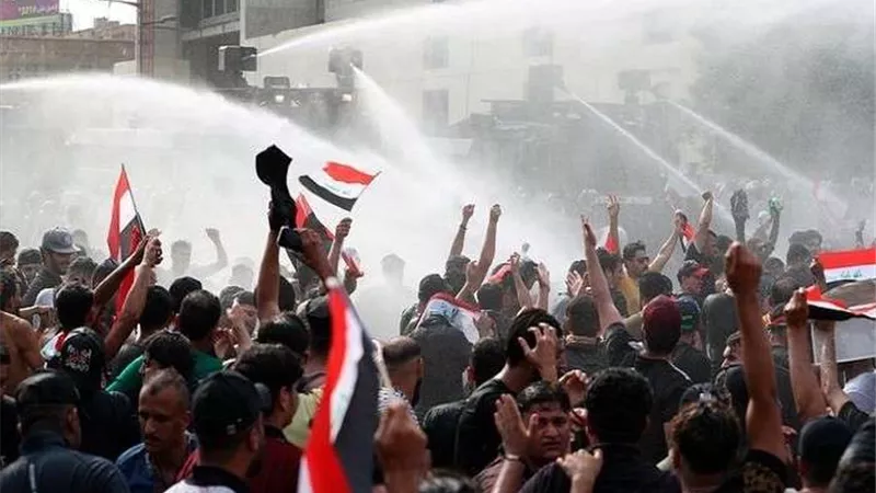العراق يغلي .. مقتل 4 محتجين وإصابة 130 آخرين في 