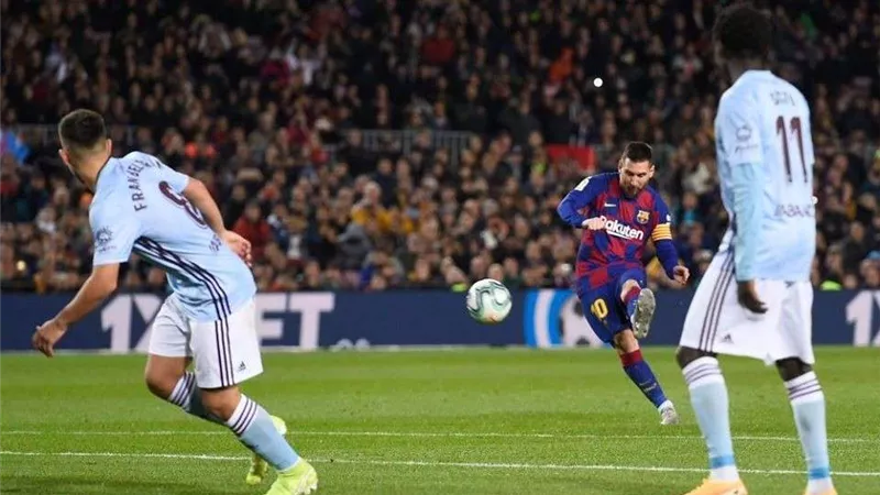 ميسي يغادر برشلونة ويتجه إلى الأرجنتين