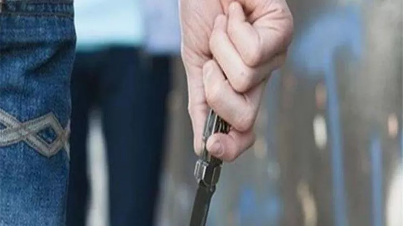 مشادة كلامية تنتهي بسقوط 