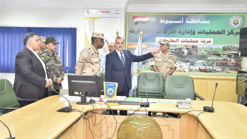 محافظ أسيوط وقائد قوات الدفاع الشعبى يتفقدان مركز إدارة الأزمات بالمحافظة