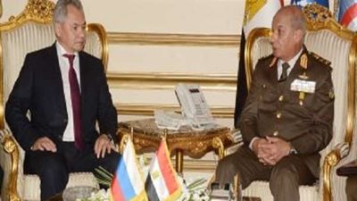 وزير الدفاع يلتقي نظيره الروسي لتعزيز التعاون بين البلدين