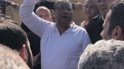 لفتة إنسانية.. الداخلية تسمح لمراسل الجزيرة المسجون بحضور جنازة والده