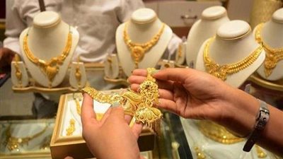 هل يحق للزوج أخذ شبكة زوجته رغما عنها أو دون علمها؟.. الإفتاء تجيب