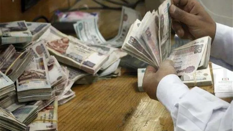 ضبط تشكيل عصابي سرق مليون و889 ألف جنيه من شخص بالإكراه في التجمع الأول