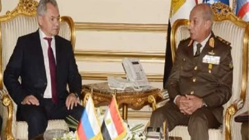 وزير الدفاع يلتقي نظيره الروسي لتعزيز التعاون بين البلدين