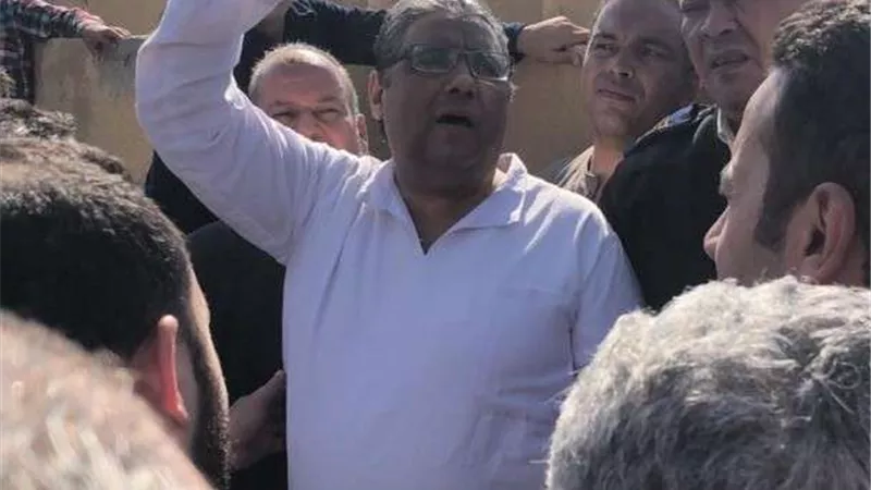 لفتة إنسانية.. الداخلية تسمح لمراسل الجزيرة المسجون بحضور جنازة والده