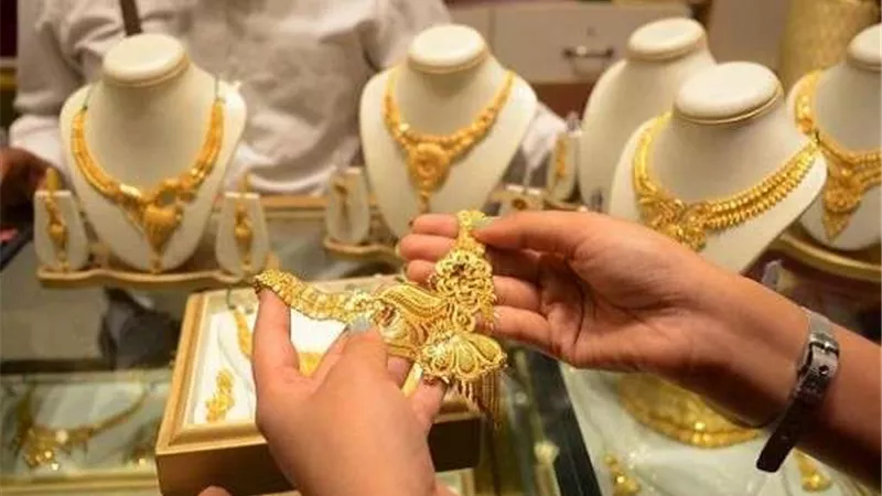 هل يحق للزوج أخذ شبكة زوجته رغما عنها أو دون علمها؟.. الإفتاء تجيب