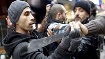بلطجي يشهر سيفه وتهديد المواطنين بالمحلة