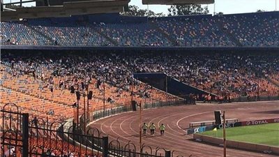 أزمة داخل مدرجات جماهير الزمالك بسبب مشجع أهلاوي.. وتدخل عاجل من الأمن