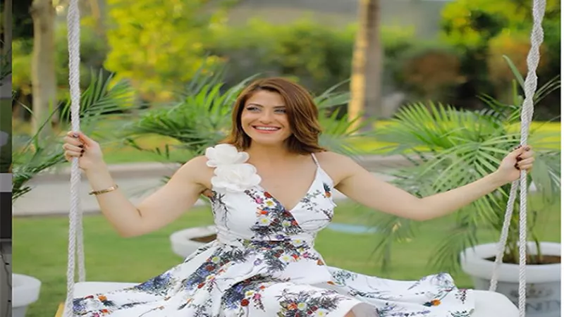 شاهد.. هيدى كرم تقرأ كتاب لـ