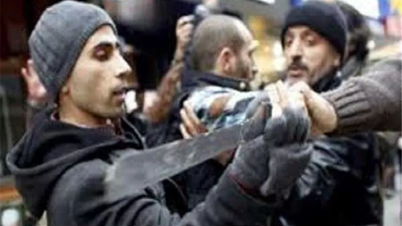 بلطجي يشهر سيفه وتهديد المواطنين بالمحلة