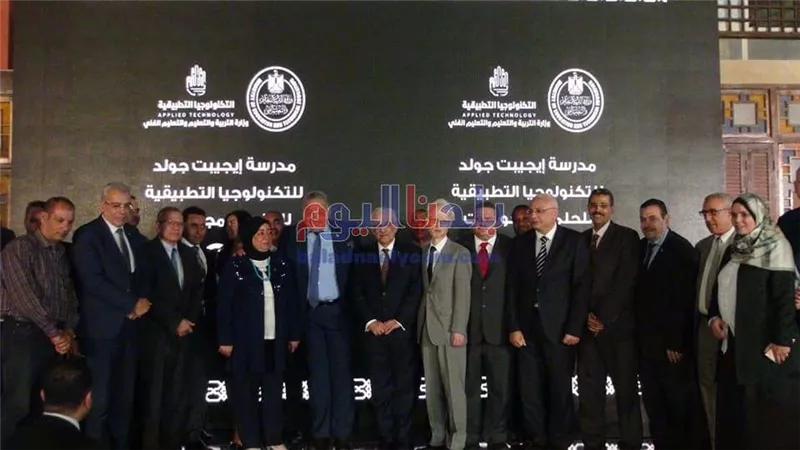 طارق شوقي يلتقط صورة تذكارية مع فريق عمل صناع مدرسة ايجيبت جولد (صور)