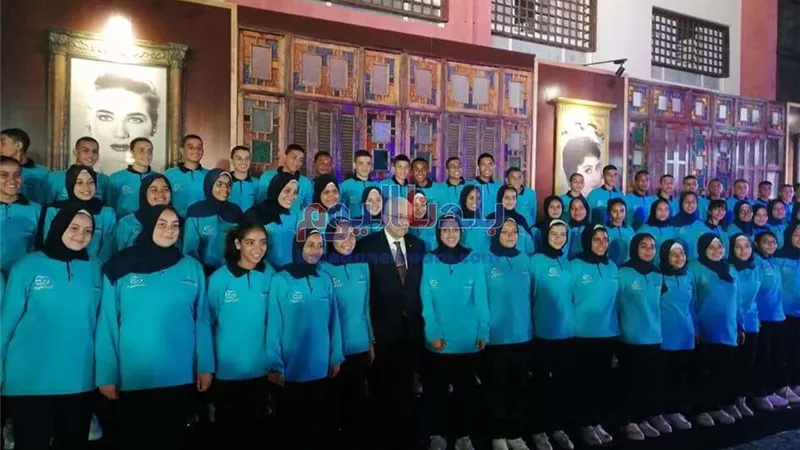 طارق شوقي يلتقط صورة تذكارية مع طلاب مدرسة 