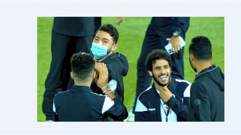 بالصور.. أجواء رائعة بين لاعبي الزمالك والأهلي قبل القمة