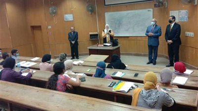 رئيس جامعة بنها يتفقد هندسة شبرا ويطمئن على تطبيق الإجراءات الإحترازية