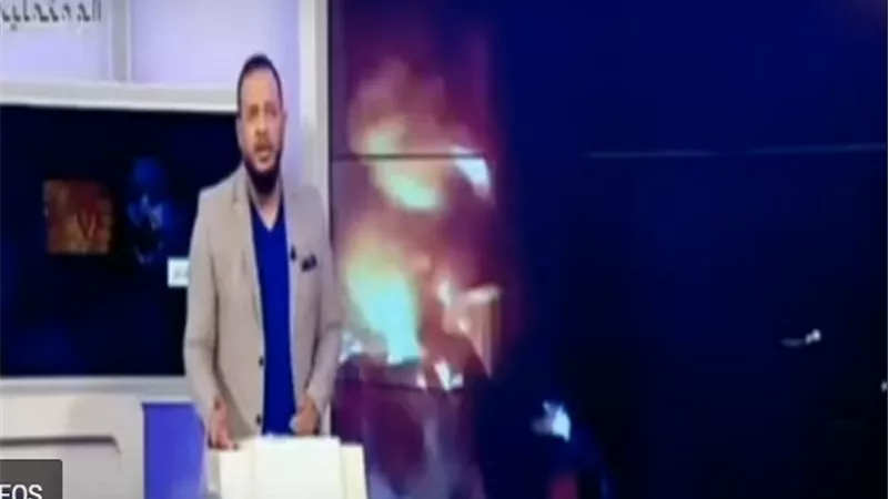 مواطن يُحرج أحد مذيعي القنوات الإخوانية ويدفعه لقطع الاتصال (فيديو)