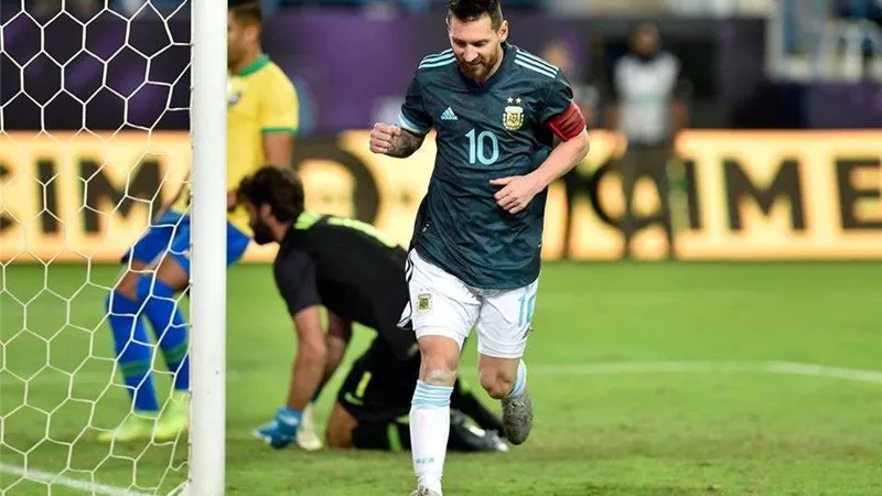 ميسي يقود الأرجنتين للفوز على البرازيل ودياَ (فيديو)