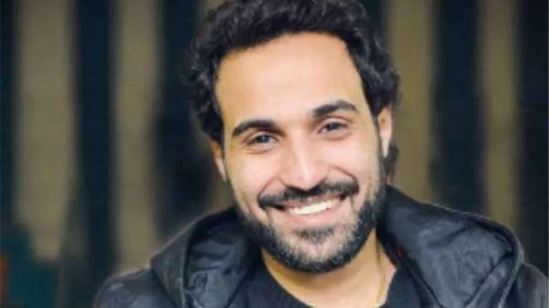 شاهد.. أحمد فهمي يسخر من شكل حذاء السعدني بتعليق طريف