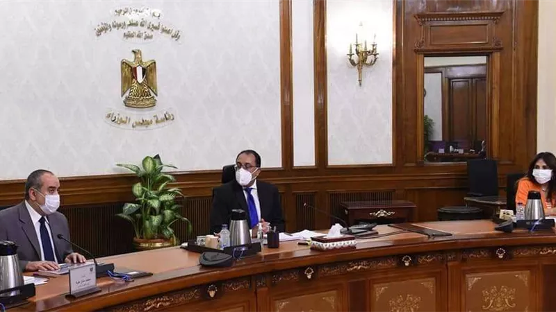 رئيس الحكومة يعقد اجتماع بمحافظ البنك المركزي لبحث ملفات هامة
