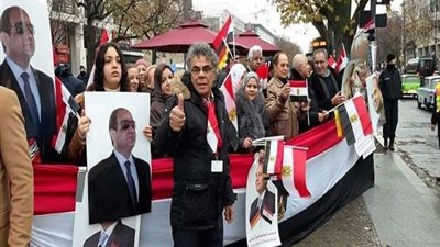 الجالية المصرية في ألمانيا تستقبل الرئيس السيسي بالأعلام (فيديو وصور)
