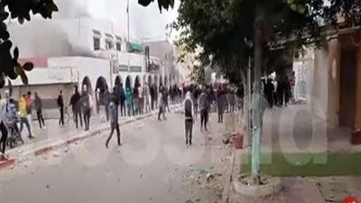 تجديد المواجهات مع المحتجين في عقارب وانسحاب الأمن التونسي..  فيديو