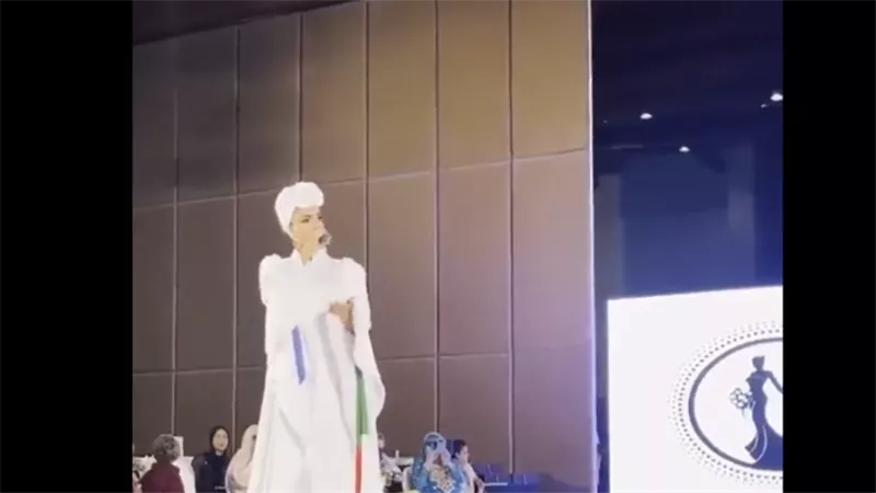بالفيديو.. فنانة إسرائيلية تغني بالعربي في أسبوع الموضة في دبي