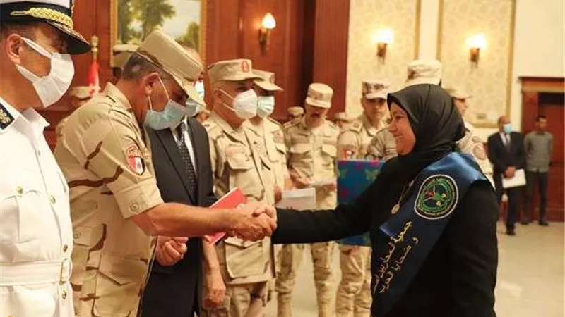 قيادة الجيش الثانى الميدانى تكرم أسر الشهداء ومصابي العمليات الحربية
