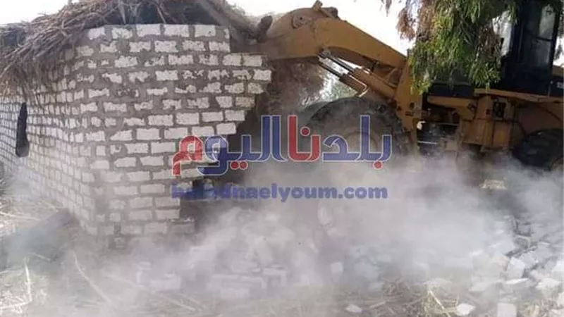 ضمن حملة استرداد الأراضي.. إزالة 411 حالة تعد جديدة بالمنيا