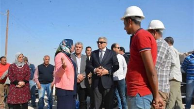 محافظ المنيا يتفقد مشروع محطة الصرف الصحي بقرية دير جبل الطير