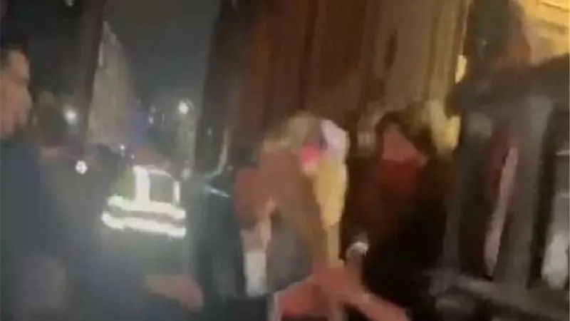 أخراج سفيرة إسرائيل ببريطانيا من حفل كلية لندن.. فيديو