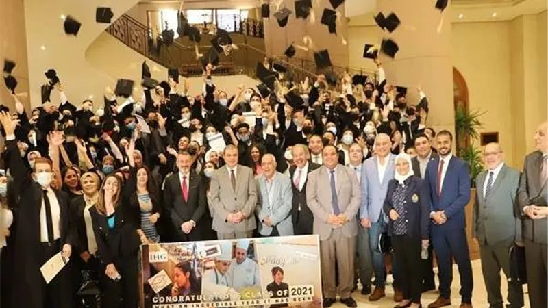 وزير القوى العاملة يشهد حفل تخريج  120 متدرباً على الخدمات الفندقية