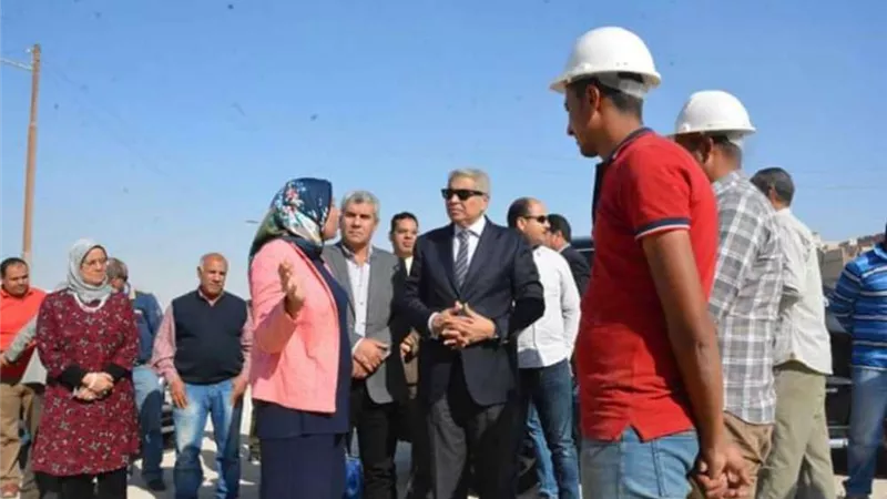 محافظ المنيا يتفقد مشروع محطة الصرف الصحي بقرية دير جبل الطير