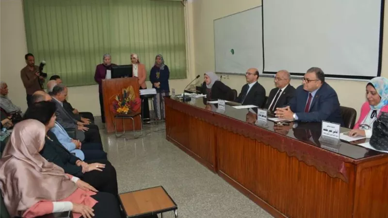 رئيس جامعة أسيوط يكرم أعضاء فريق وحدة الجودة بكلية الطب لأدائهم المتميز