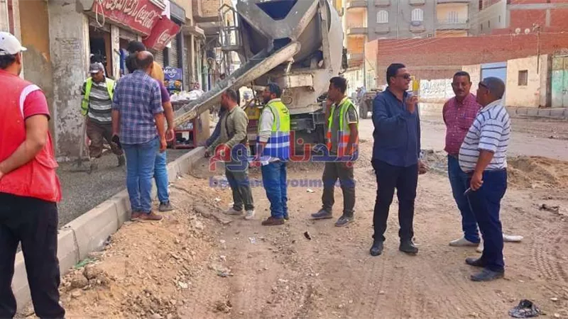 بدء تركيب الانترلوك وأعمدة ديكورية حديثة بشارع العبور بأشمون