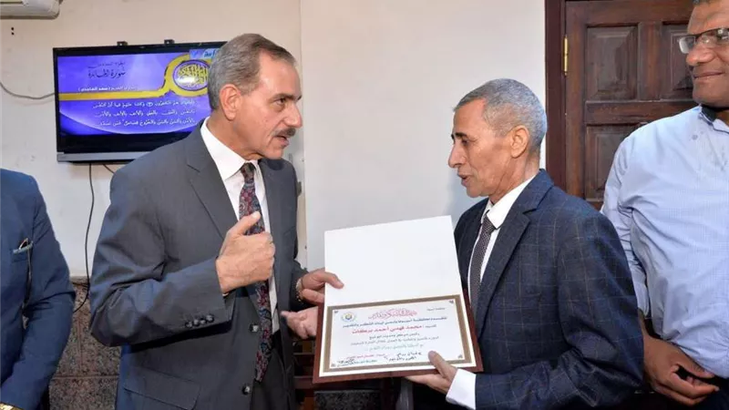محافظ أسيوط يكرم رئيس مركز أبوتيج لبلوغه سن المعاش