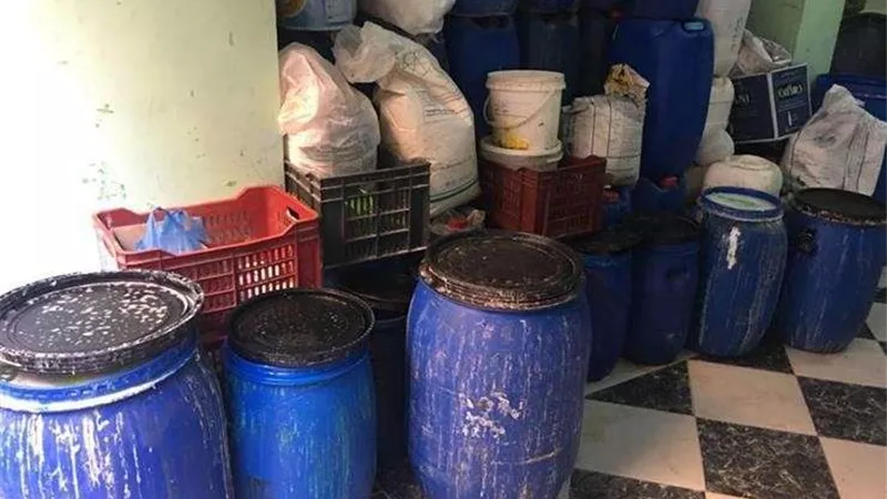 ضبط 13 طنًا من المنظفات والأعلاف الفاسدة بالقليوبية