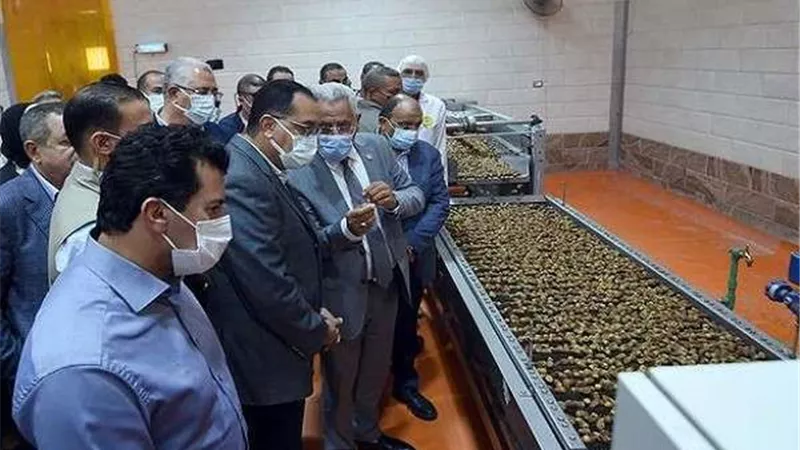 رئيس الوزراء يتفقد مجمع تمور الوادي الجديد