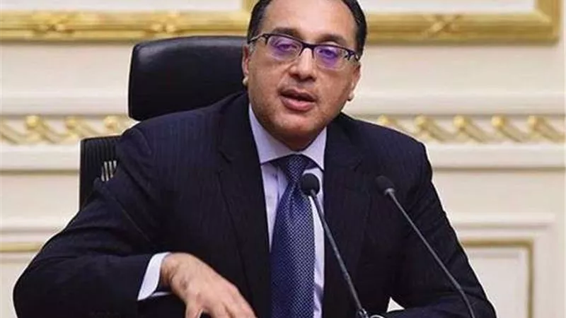 خلال زيارته.. مدبولي يلتقي بأعضاء بالنواب ممثلي السويس