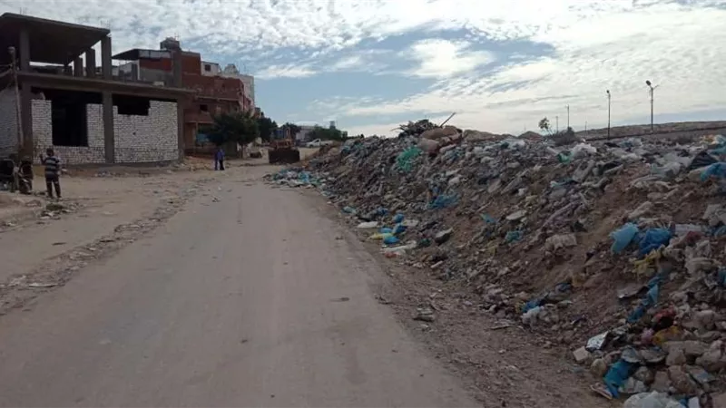 المعداوي رفع أكثر من 2000 طن مخالفات بناء من أمام المقابر الشرقية بمرسى مطروح