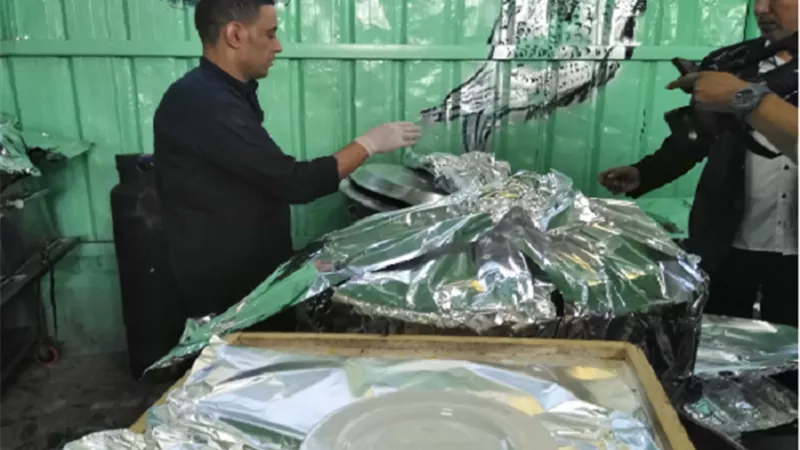 وفود برلمانية وحقوقية تطمئن على منظومة التغذية بسجن برج العرب (صور)