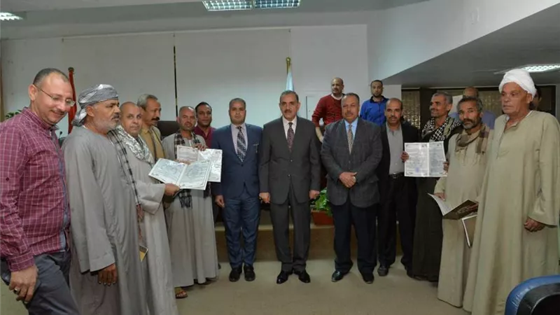 محافظ أسيوط يسلم 8 عقود تقنين بـ4 مراكز لتوفيق أوضاع واضعي اليد على أملاك الدولة